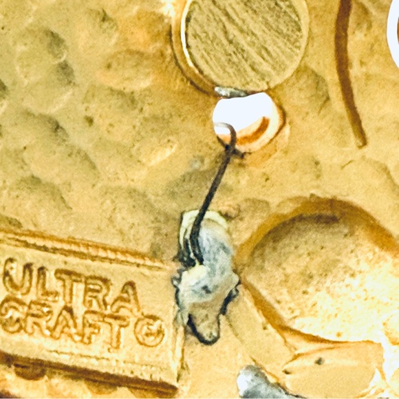 3-D Brooch - Cat Playing w/Butterfly on a Wire - Picture 3 of 3